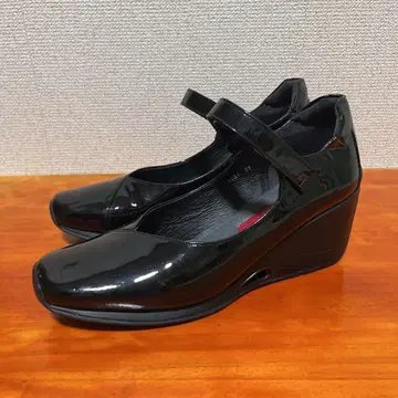 컴포지션9 에나멜 펌프스 23cm 블랙 블랙