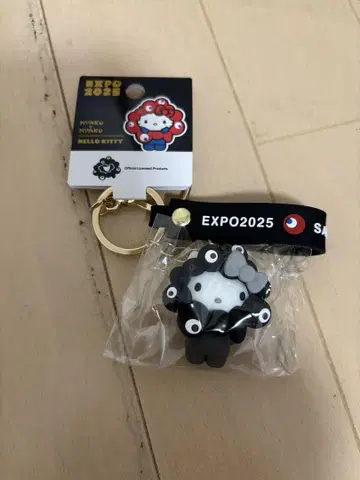오사카 만박 산리오 x 블랙 미야쿠미야쿠 헬로키티 키링