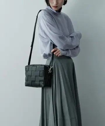 이아쿠치 벨타 S CERVO 블랙 숄더백