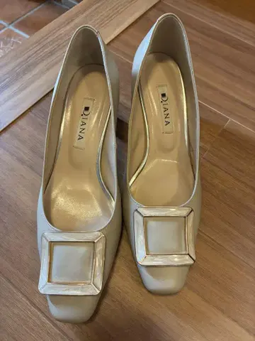 DIANA 베이지 스퀘어 버클 하이힐 펌프스