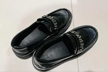 ZARA 비쥬 장식 블랙 로퍼 37