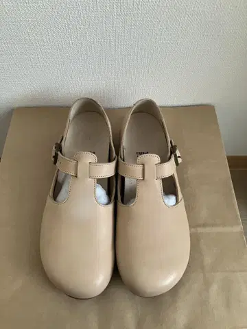 BIRKENSTOCK 베이지 가죽 신발 37
