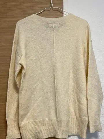 LACOSTE 크림색 V넥 스웨터