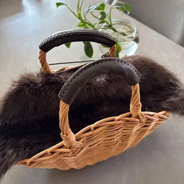 새상품급 퍼 달린 카고백 브라운