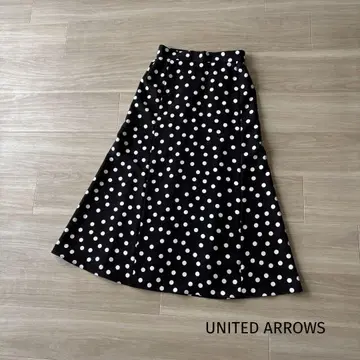 UNITED ARROWS P 도트 세미 플레어 스커트