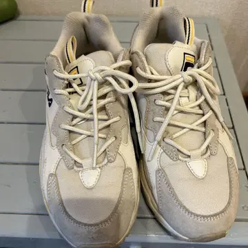 최종 가격 인하! FILA 베이지 스니커즈