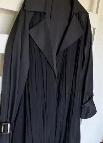 블랙 플리츠 디자인 롱 코트