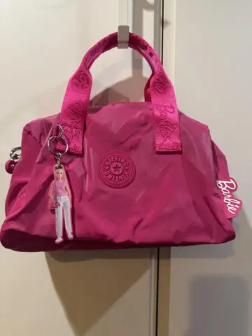 Kipling, Barbie 콜라보 백