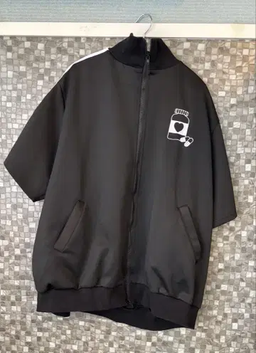 ACDCCRAG 블랙 저지 하프 지퍼