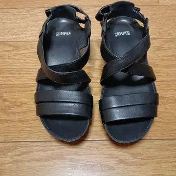GAMPER 블랙 크로스 스트랩 샌들