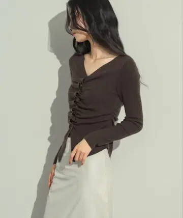 [ NEUNA ] 프론트 개더 상의