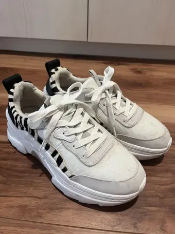 ZARA 화이트 제브라 패턴 스니커즈 EU 37