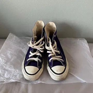 보라색 하이컷 스니커즈