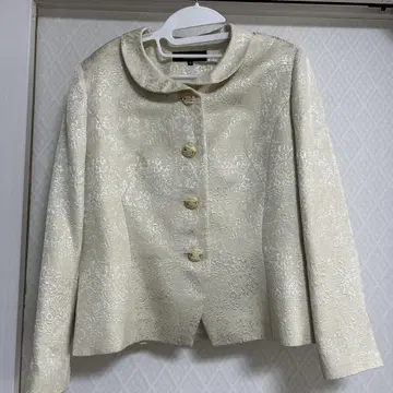 아이보리 버튼 달린 자켓