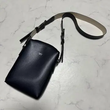 미사용급 새상품급 루이스 스플릿 레더 스퀘어 숄더백 네이비