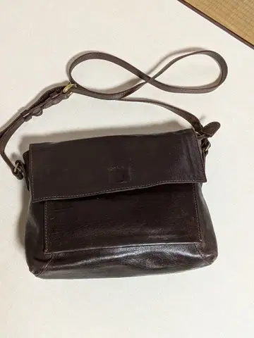 genten 다크 브라운 가죽 숄더백