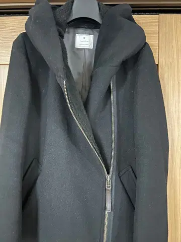앙굴렘 후드 부착 블랙 롱 코트