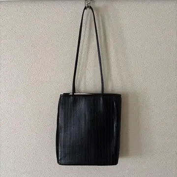 미사용 새상품 azzuni 블랙 플리츠 토트백