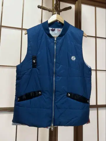 보타니컬 리버서블 베스트 파란색 다운 베스트 꽃무늬 안감