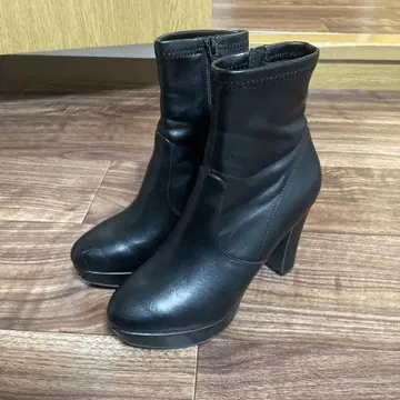 REZOY 블랙 가죽 하이힐 부츠