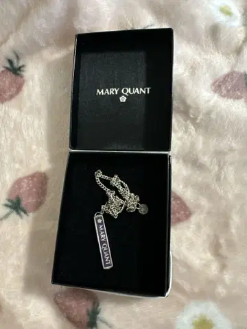 MARY QUANT 로고 플레이트 목걸이