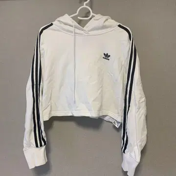 adidas 크롭 맨투맨 화이트