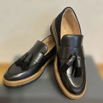 Clarks 블랙 태슬 로퍼