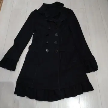 [ 앙상블 ] 프릴 달린 블랙 코트