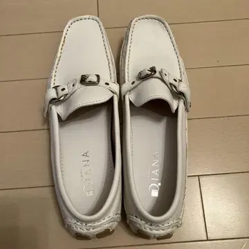 다이애나 화이트 버클 로퍼