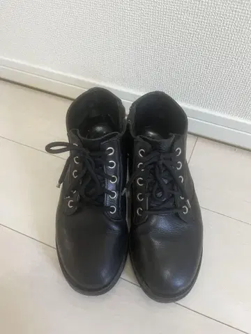 블랙 레이스업 하이컷 신발