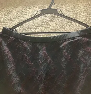 플레어 스커트 블랙과 레드 다이아몬드 패턴