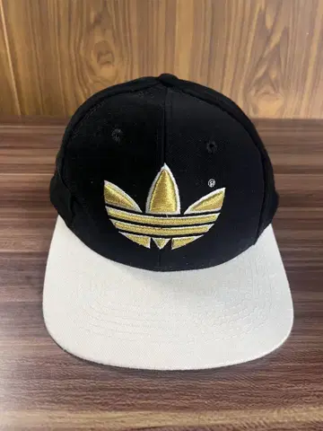 빈티지 adidas 골드 로고 스냅백 캡