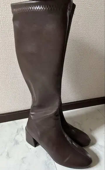 다크 브라운 지퍼 달린 롱 부츠