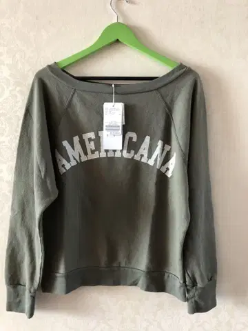 AMERICANA 아메리카나 오프숄더 맨투맨