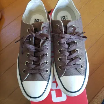 허그아워 CONVERSE 콜라보 브라운 스니커즈