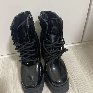 광택 블랙 레이스업 부츠