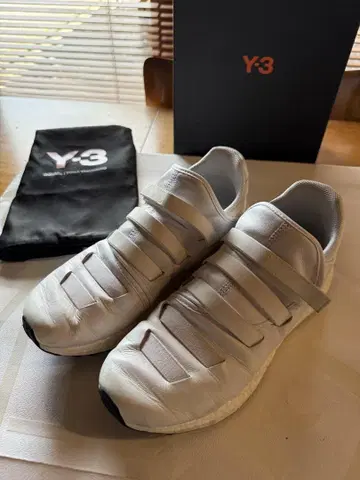 Y-3 화이트 스니커즈