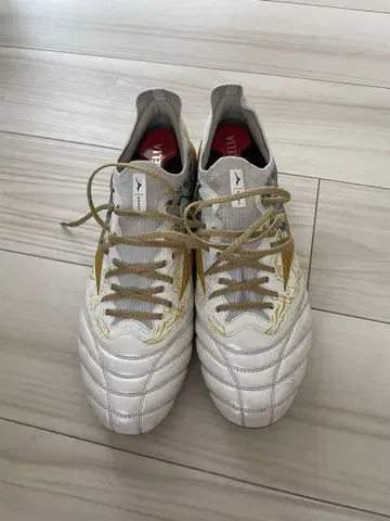 Mizuno Morelia II 스파이크 화이트/골드