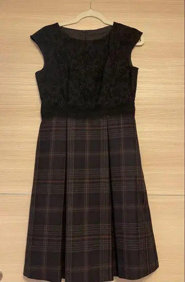 슬리브리스 무릎 기장 원피스 블랙과 체크 무늬