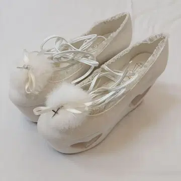 하트형 컷 아웃 퍼 포함 웨지솔 펌프스