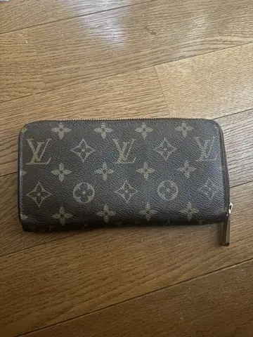 VUITTON 장지갑