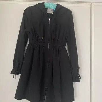 후드 부착 블랙 A라인 코트