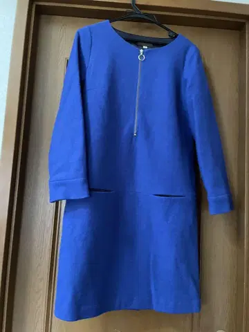 파란색 지퍼 달린 무릎 기장 원피스