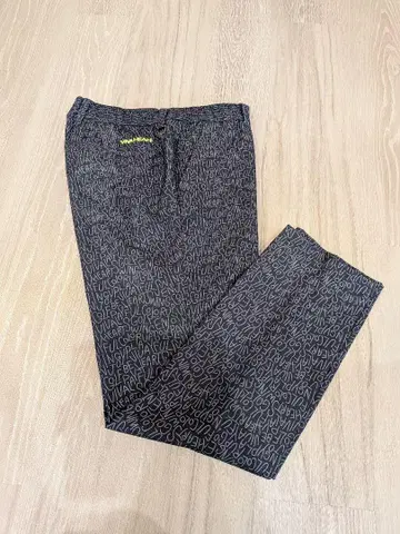 비바 하트 골프 팬츠 블랙과 화이트 문자 디자인