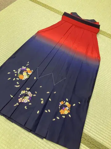 빨간색과 네이비 그라데이션 하카마 꽃무늬 자수