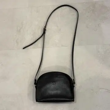 IL BISONTE 일비종떼 크로스 바디 반달형 가죽 백 블랙