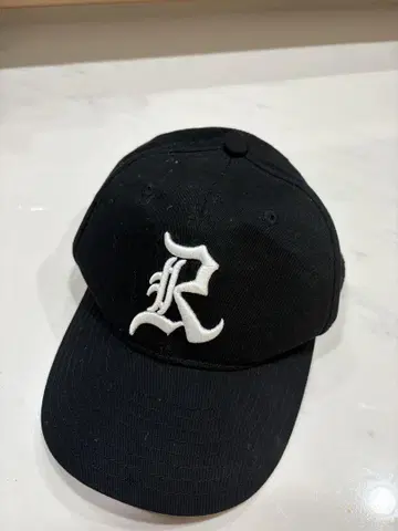 블랙 자수 로고 캡