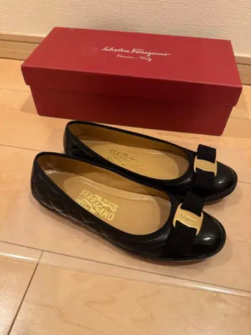 Ferragamo 블랙 리본 펌프스 박스 포함 4 1/2