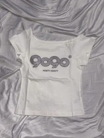 9090 girl logo 오프 숄더 글리터 티