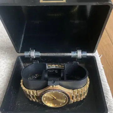 Bulova 골드 아날로그 시계 케이스 포함